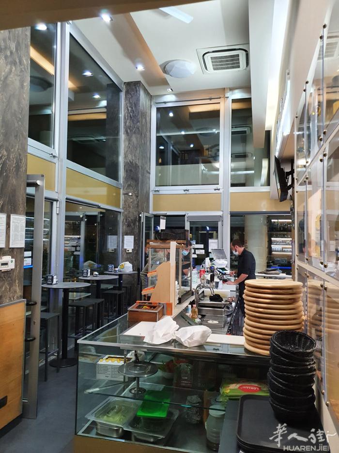 米兰边cologno monzese店面出租，330平方米，有7个橱窗，也有烟囱