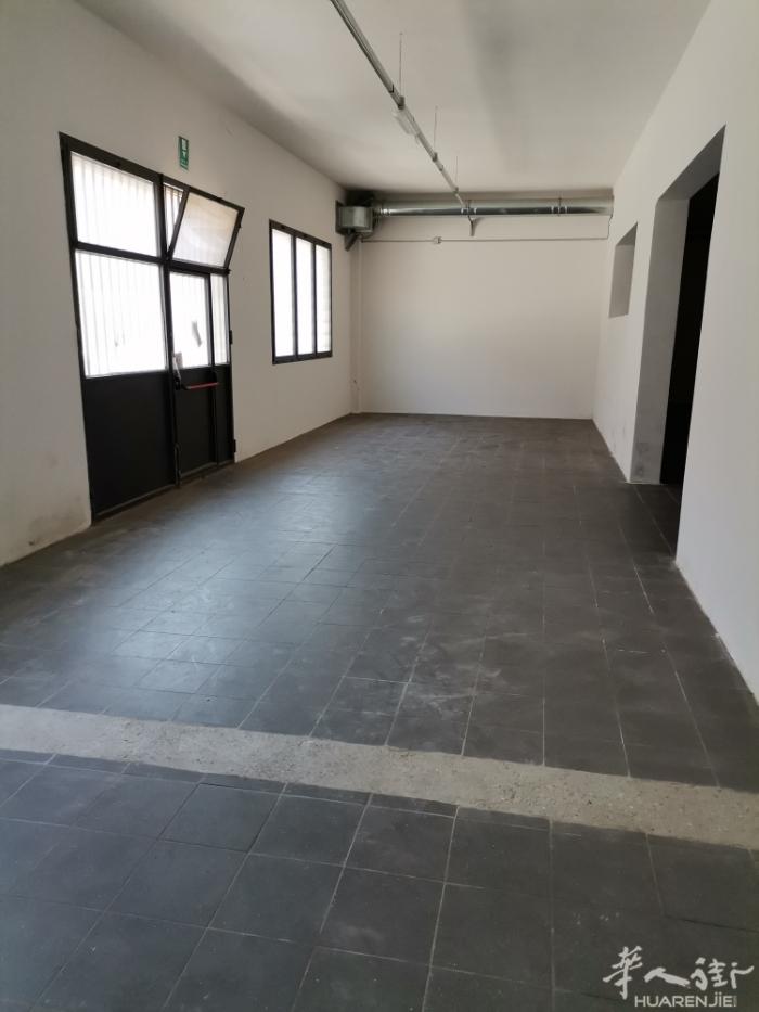 中国街满囗香附近，有空工厂出租 200平方。电话:3778363206