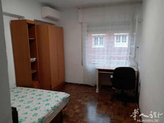 🏡马德里1号线tetuan地铁站大房间带空调出租，楼层3楼无电梯，地铁口50米