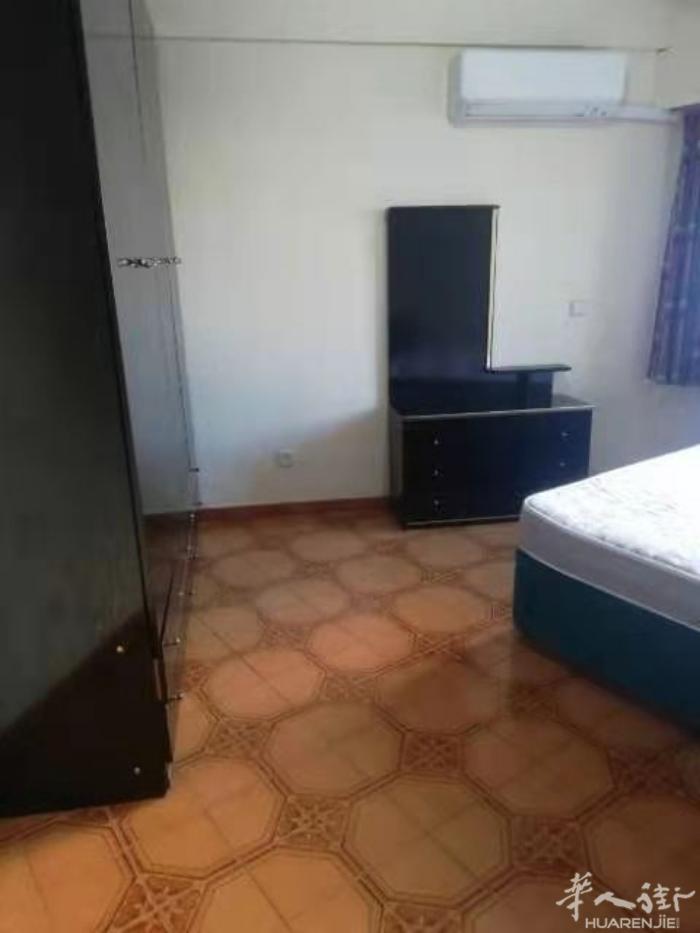 🏡马德里6路Carpetana两间大床房出租，房子四室一卫，离地铁Carpet