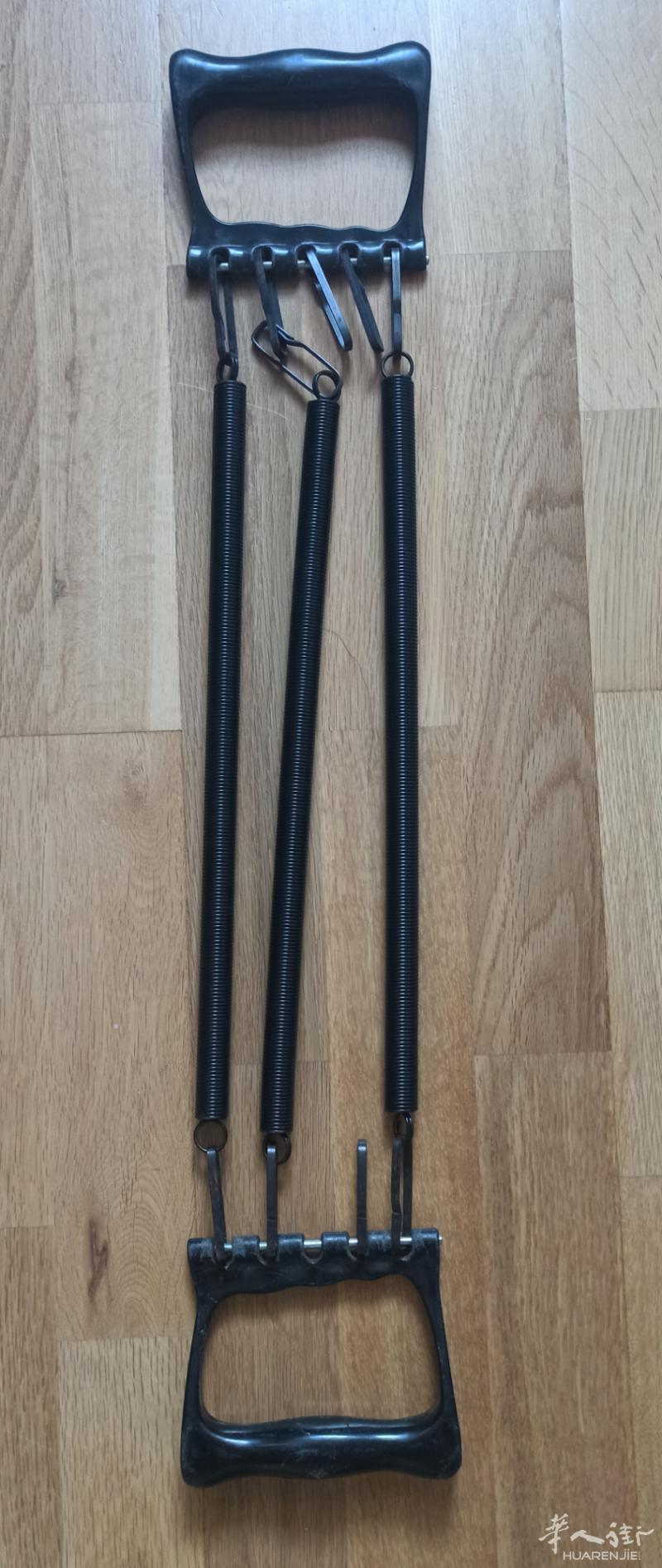 出运动扩胸器。10欧。