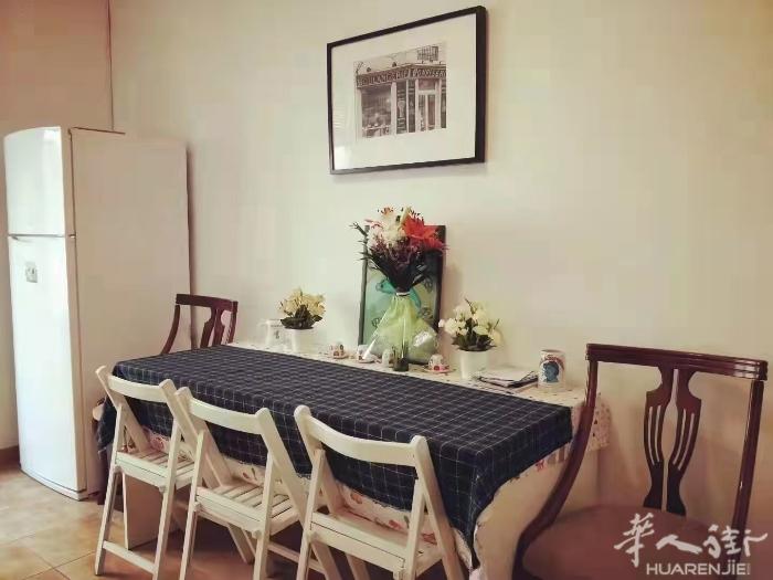 🏡巴塞单间出租，巴塞市中心14平米朝阳房，房间内有临街小阳台，两人共享一个卫生