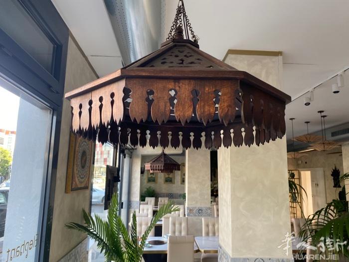 米兰中小型家庭式中餐馆转让 ，租金低，停车方便，户型舒适餐馆装修时尚精美，临街四