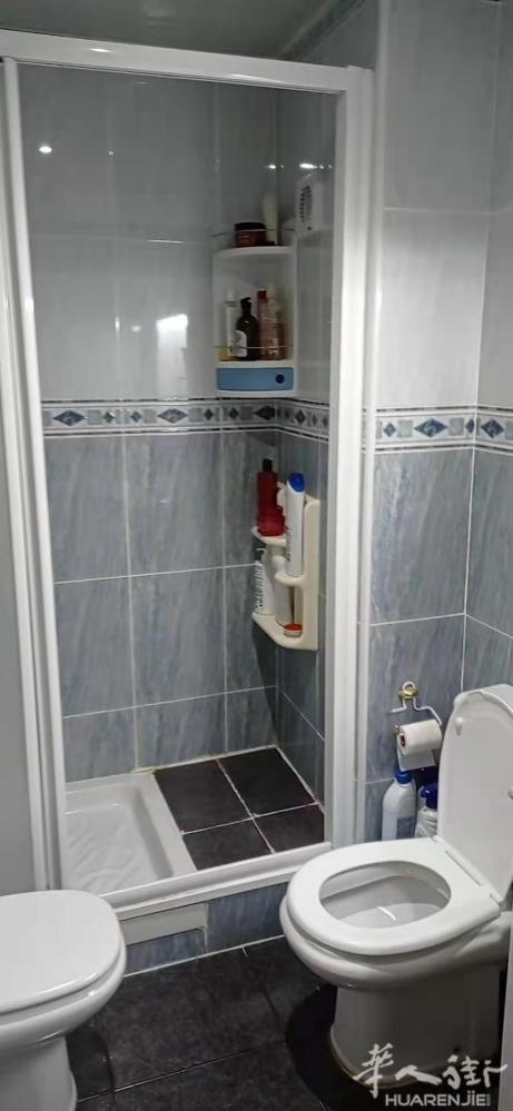 🏡巴塞单间出租，hospitalet附近，房子四室一卫一厅，住了房东一家三口，