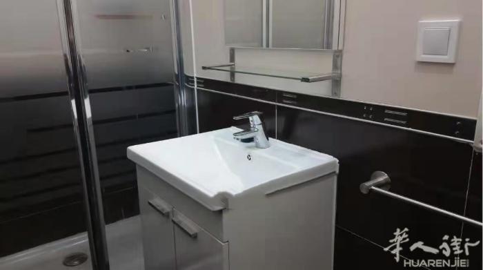 🏡马德里地铁6号线Lucero地铁口半分钟女生单间出租，租金280欧，押1付1