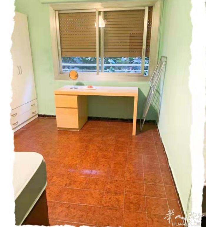 🏡巴塞单间巴塞罗那一路地铁La sagrera附近，房子四室两卫，住了中国房东
