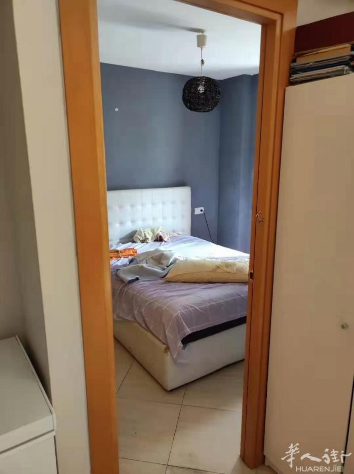 🏡巴塞单间，五路地铁pubilla cases附近住家在三楼有电梯，住了房东男