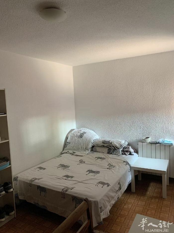 🏡马德里三号线Almendrales出租一个单人大房间，有内置超大衣柜。房子为