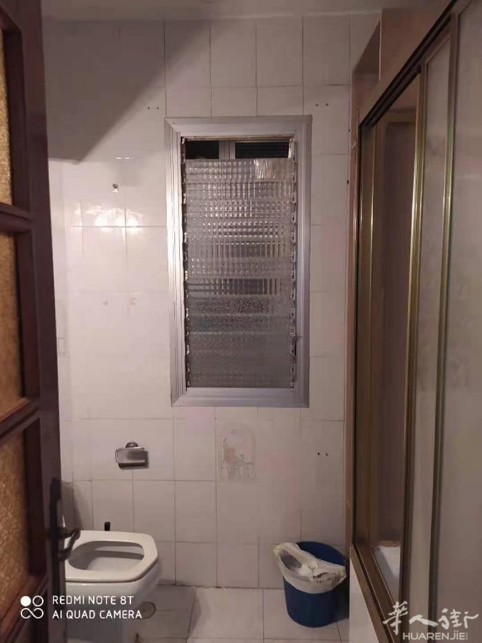 🏡5号6号地铁oporto主街上出租一个单间，租金260包水费和网费。押金一个