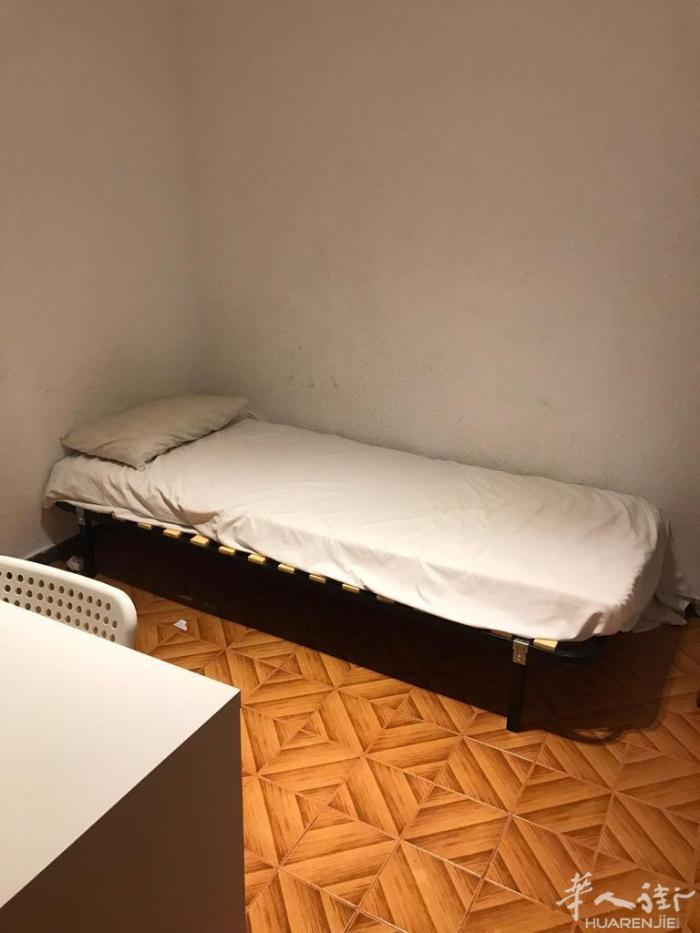 🏡巴塞三个单间出租，圣家堂附近，房子四室两卫，目前住了一个男生，家具齐全，拎包