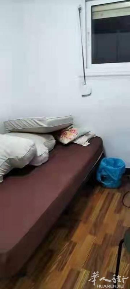 🏡巴塞单间出租，二路地铁La Pau站附近， 房子三室一厅一卫，家具齐全，现在