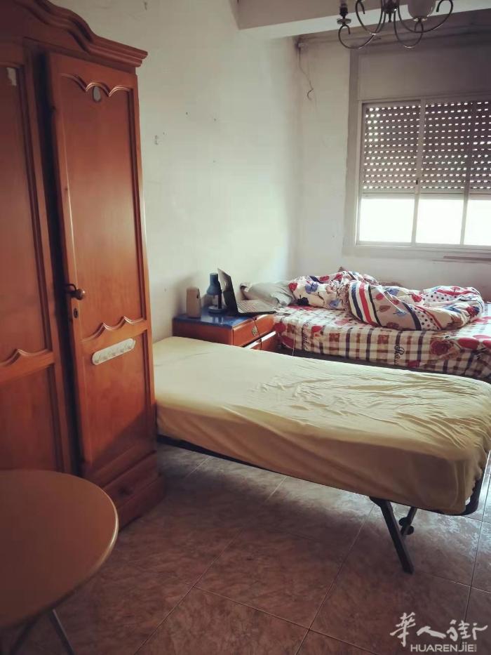 🏡巴塞单间出租，2路地铁santadria站，房子三室一厅一卫，住了房东一家，