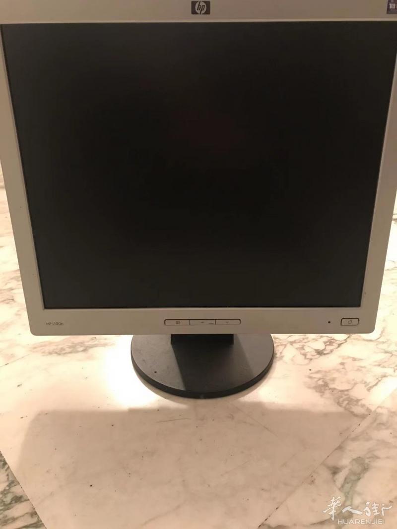三个旧显示器