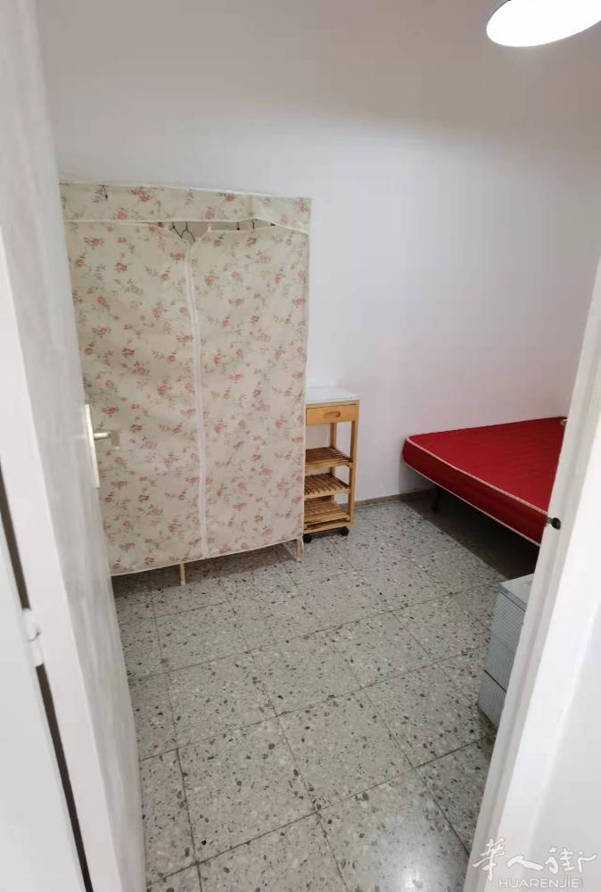 🏡巴塞单间出租，凯旋门和plaza tetuan中间，有大房间出租，楼层高阳光