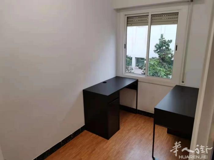 🏡巴塞两个单间出租，凯旋门1路地铁附近，房子三室一厅一卫，住了房东一人，交通方