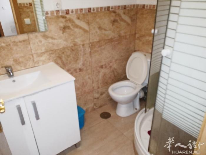 🔵6路Usera两房一厅整租，离下面地铁口走路两分钟，房租600，压二付一，随