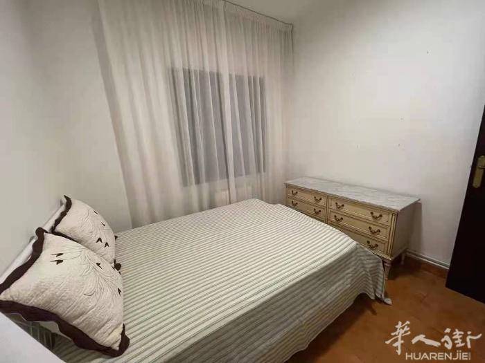 🏡巴塞单间出租，巴塞市中心 靠近tetuan 双人床 ，房子三室一厅一卫，住了