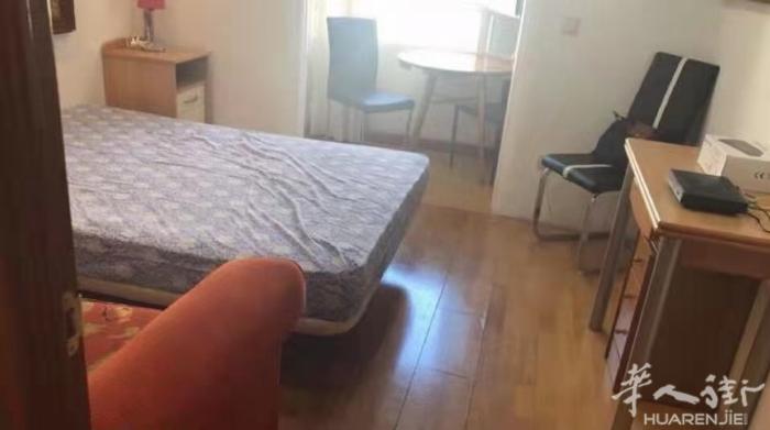 马德里7号线valdezarza大床单间招室友。房间有玻璃柜，沙发，可以展开的书