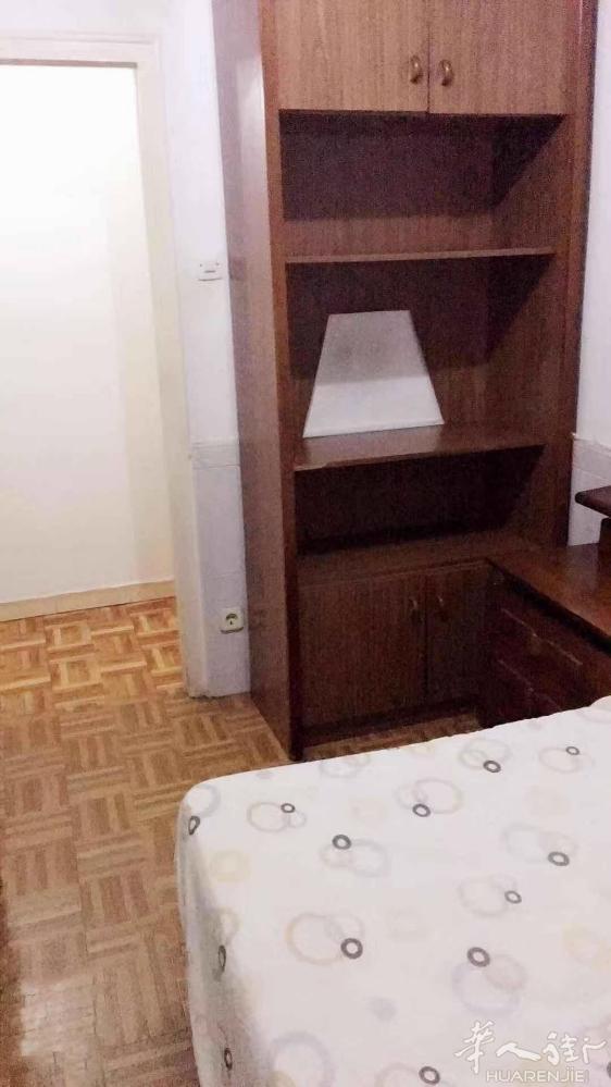🏡巴塞出租，5号线地铁Cornella附近，房子三室一厅一卫.住家人少，安静，