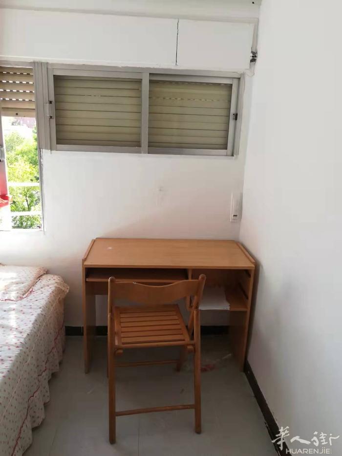🏡马德里北部10号线fuencarrl单间出租 住家离地铁口400米，大房间，