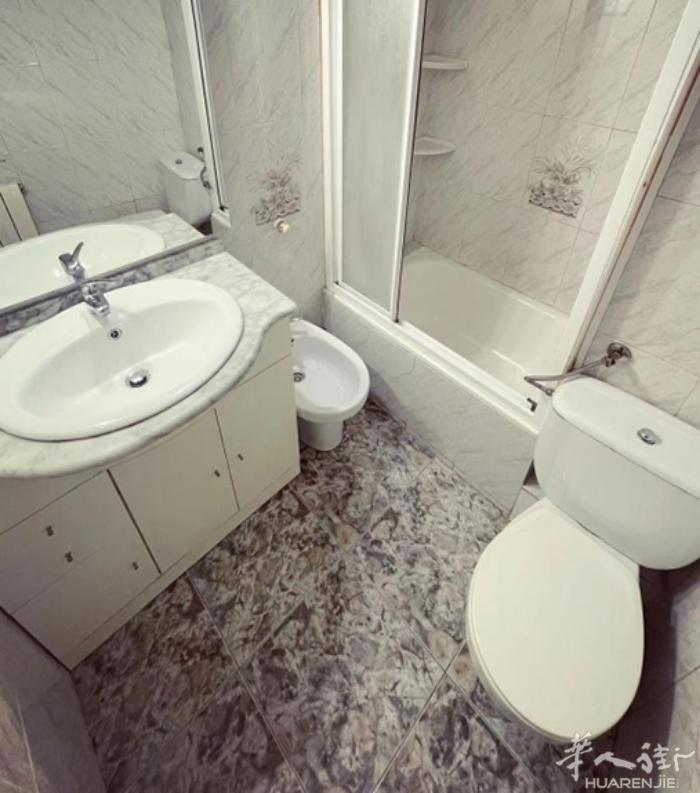 🏡巴塞两个单间出租，L5地铁口sant lldefons 附近，可单可双，住家