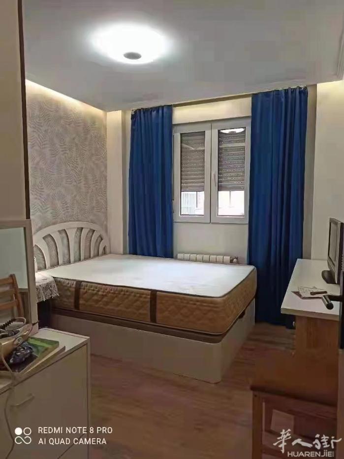 🏡5号线urgel 大床房单间出租 房子4室1厅2卫，安静的小区房，一层步梯，