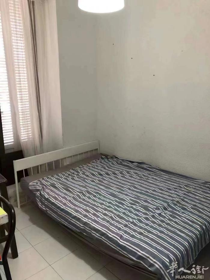 🏡马德里市中心Gran via地铁两分钟单‮出间‬租，共七‮四室‬卫，其中一个