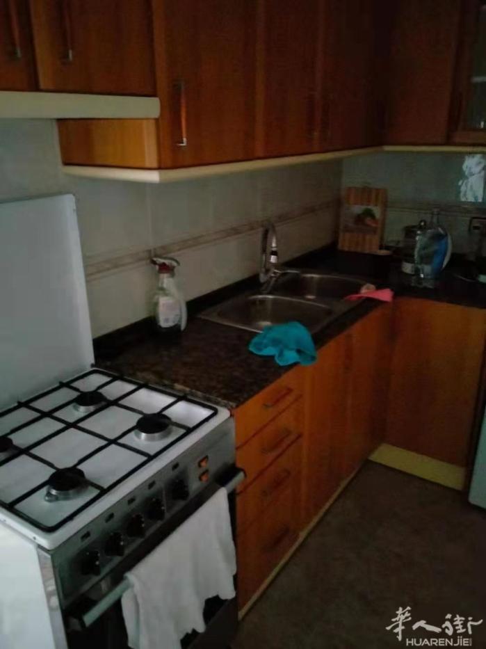 巴塞两个单间出租，L5地铁口sant lldefons 附近，可单可双，住家很安