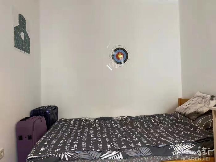 🏡马德里6号地铁Puerta del angel 出租一个单人间，双人床，房子