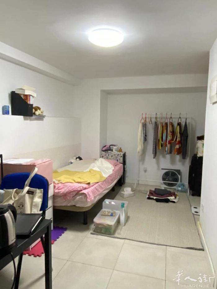 🏡Getafe卡三校区单间带独卫出租 有独立卫生间，家里带个小院子，房间有独立