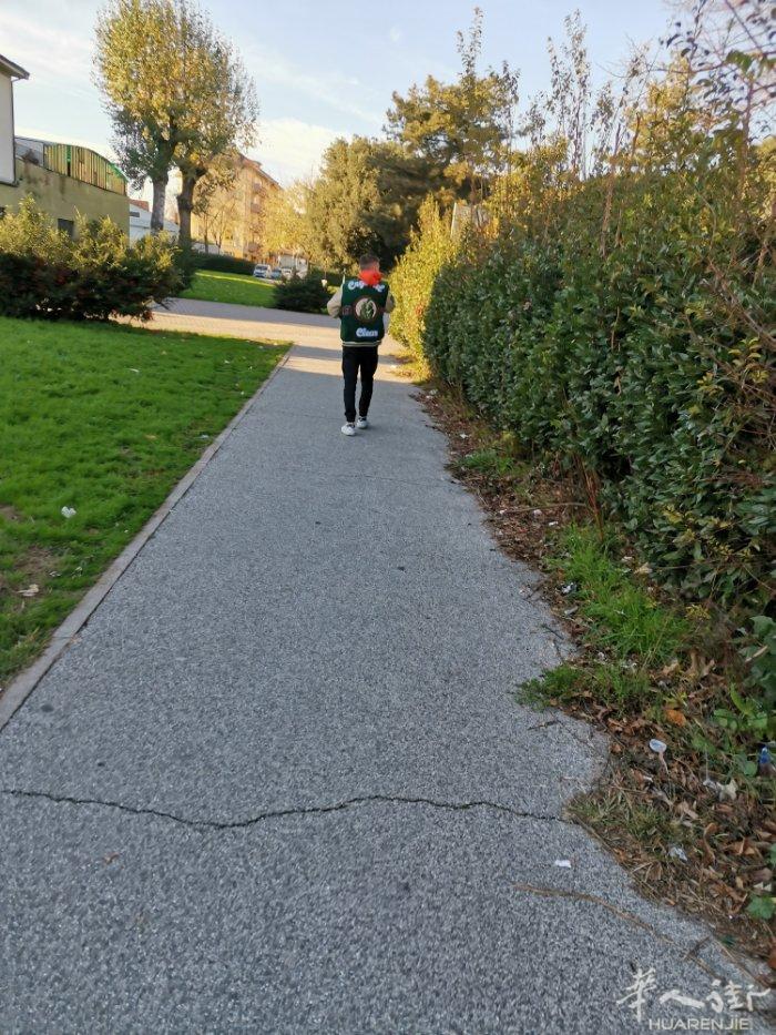 本人男在普拉托做衣服想交些朋友最好三十多的男女不限，感觉在意大利太孤单了希望你和