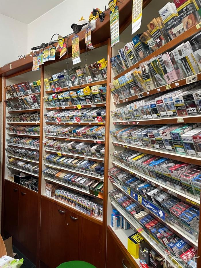 本香烟店（TABACCHERIA)转让在PAVlA省市中心区有诚意者请来电329