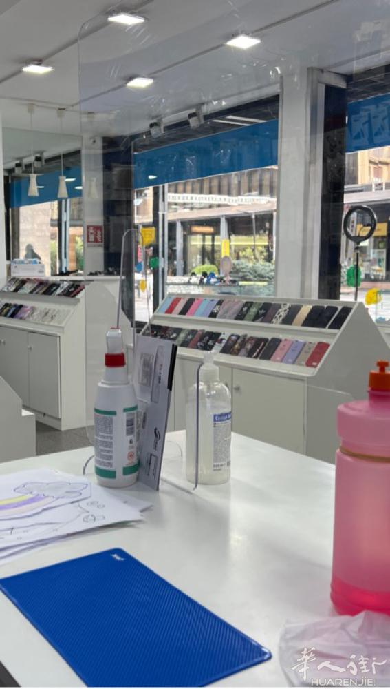 varese 市中心手机店转让   店面60平方  楼下仓库100平 疫情期间现
