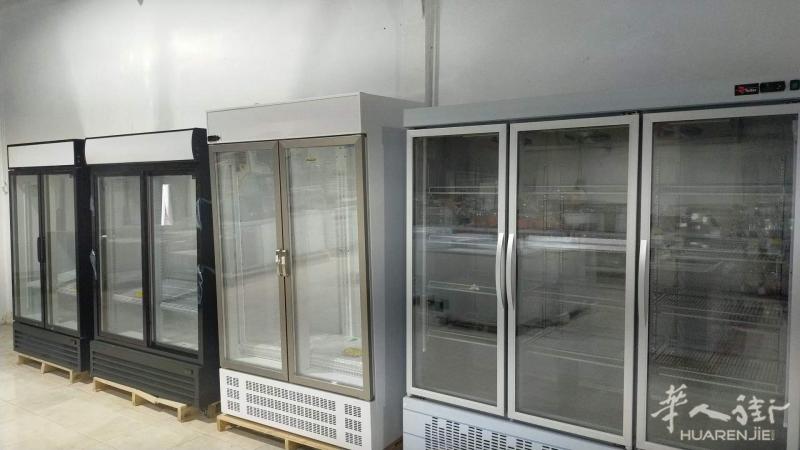 出售糖果店专用酒水冰箱，单门双门三门，价格低，夏天酒水冰，马达功率大，欧洲专业品牌生产，马达制冷好夏天酒水冰，质量耐用，售后保修，西班牙全国送货，详细咨询微信或