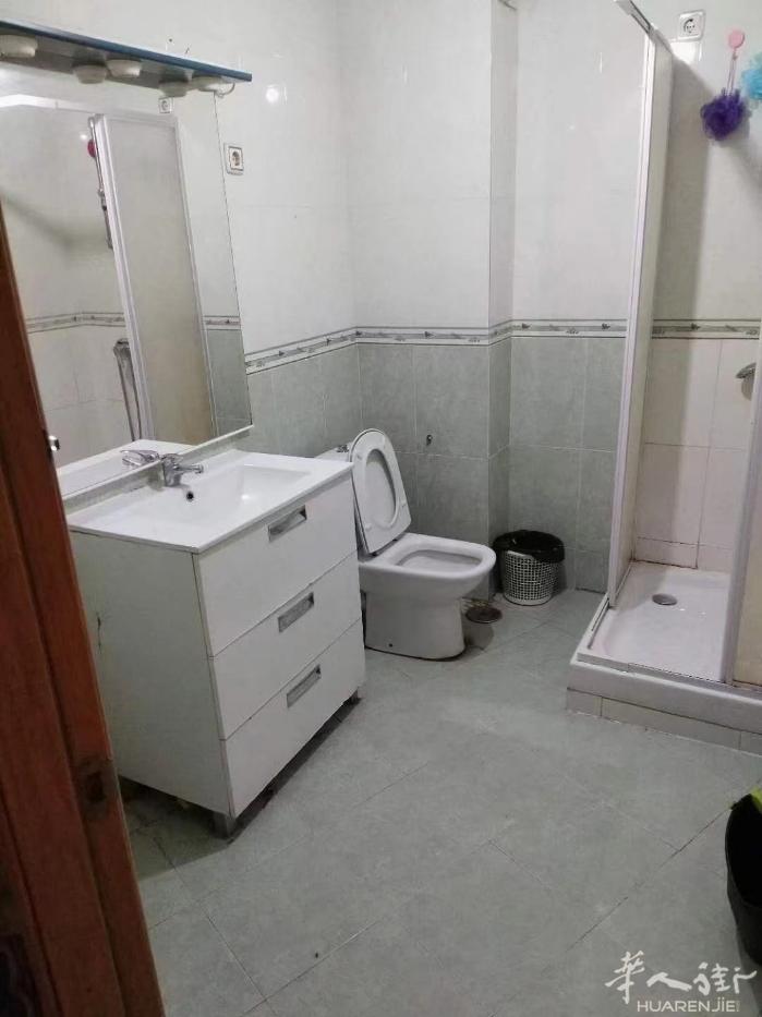 🏡马德里urgel两个单间出租 房子三室两卫，地铁口附近，目前住了一个男生，家