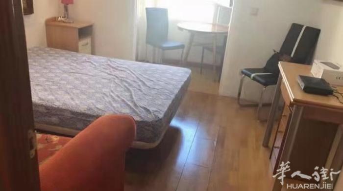 🏡7号线valdezarza大床单间招室友。房间有玻璃柜，沙发，可以展开的书桌