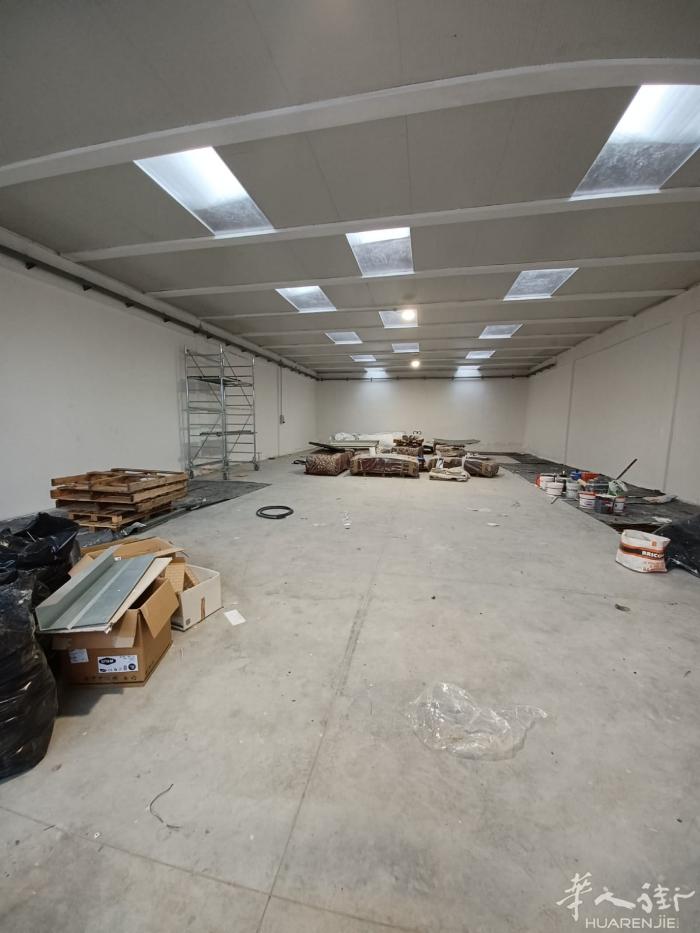 体育馆工业区300平方工厂出租可以申请100千瓦的电房租2500包括iva[庆祝
