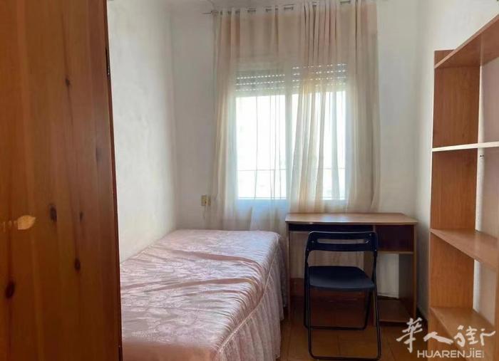 🏡单间出租，安全安静，邻居都是本地人。房子在5楼带电梯，三室一厅一厨一卫，还有