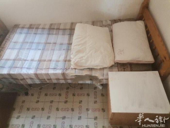 🏡出租，市中心小房间，房子四室一厅，租金280欧，欢迎长租的人，有窗户，可看到