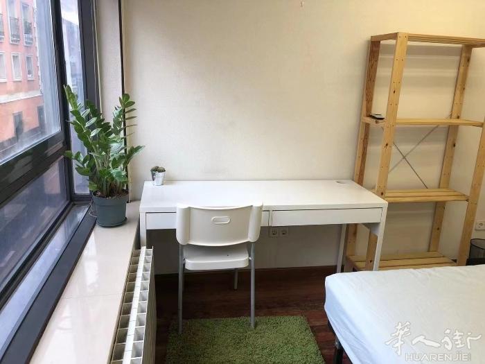 🏡Usera大街附近大房间出租，落地大窗，双人床，暖气，冷暖空调。 房子带储藏