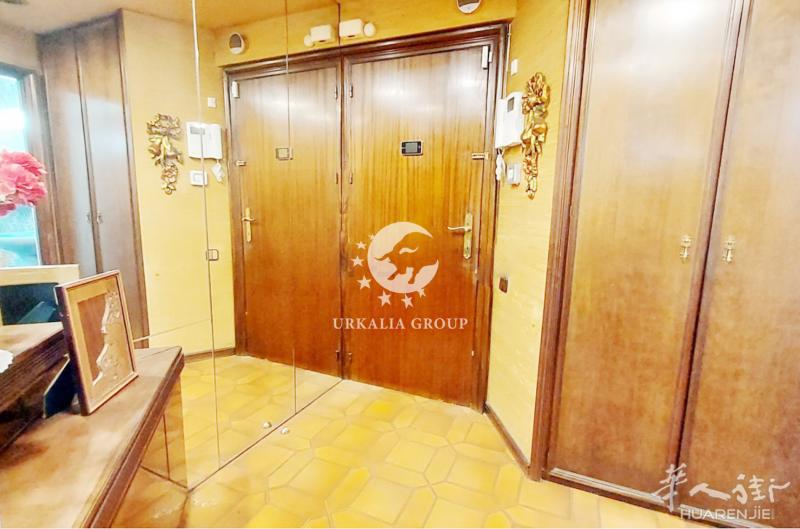 西班牙精选房源投资移民自住收租推荐. 1路地铁URGELL 3房1卫一厅一厨出售。