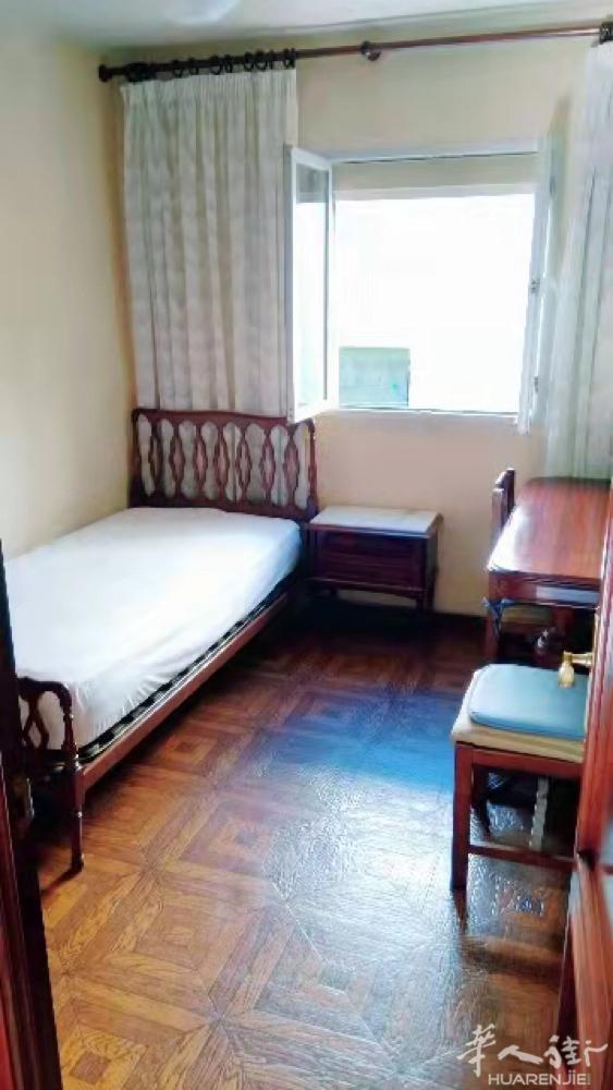 《6路oporto地铁口7分钟整租》房子3室一厅带储藏室，通风采光良好，中国3层