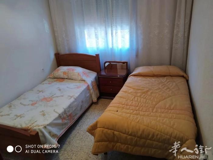 🔵阿尔卡拉三室一厅出租 距离小火车站步行5分钟，距离大家乐福超市步行两分钟，楼