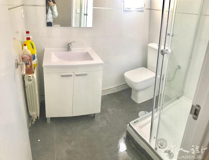 🏡马德里Francos Rodríguez单间出租，地铁口附近，租金325€/