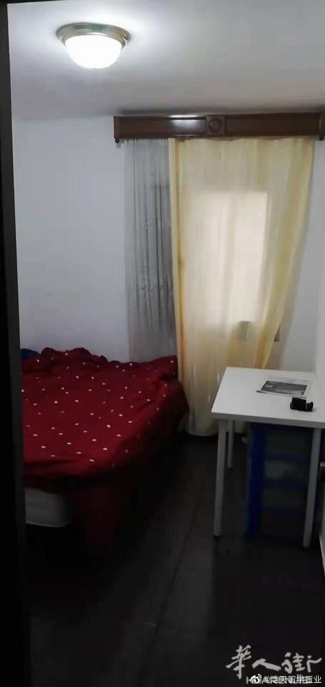 🏡出租，hospitalet附近，房子四室一卫一厅，住了房东一家三口，家具齐全