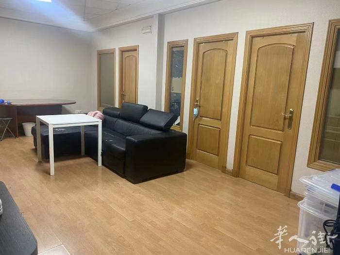 🏡马德里地铁1号线alvarado 地铁口出租一个大单间，距离1号线alvar