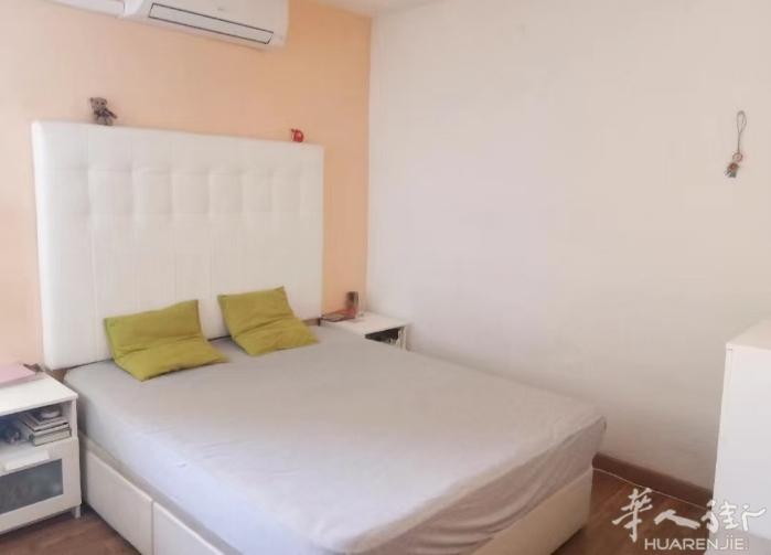 🏡6号线Oporto地铁口三分钟出租一个双人主卧，主卧租金350一个月，包水，