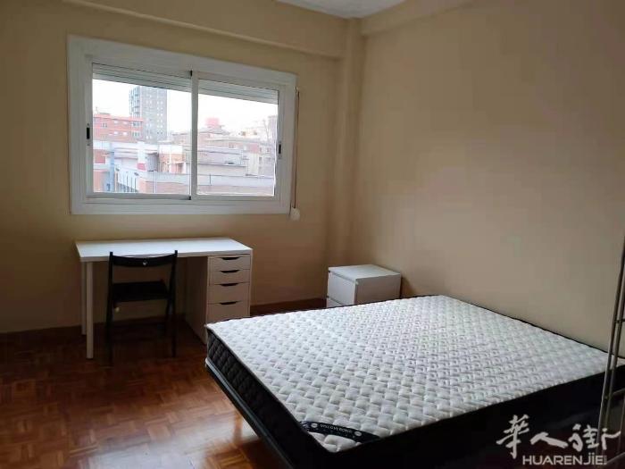 🏡巴塞单间出租，L2，Santmarti地铁口附近离地铁口4分钟，房子三室一厅