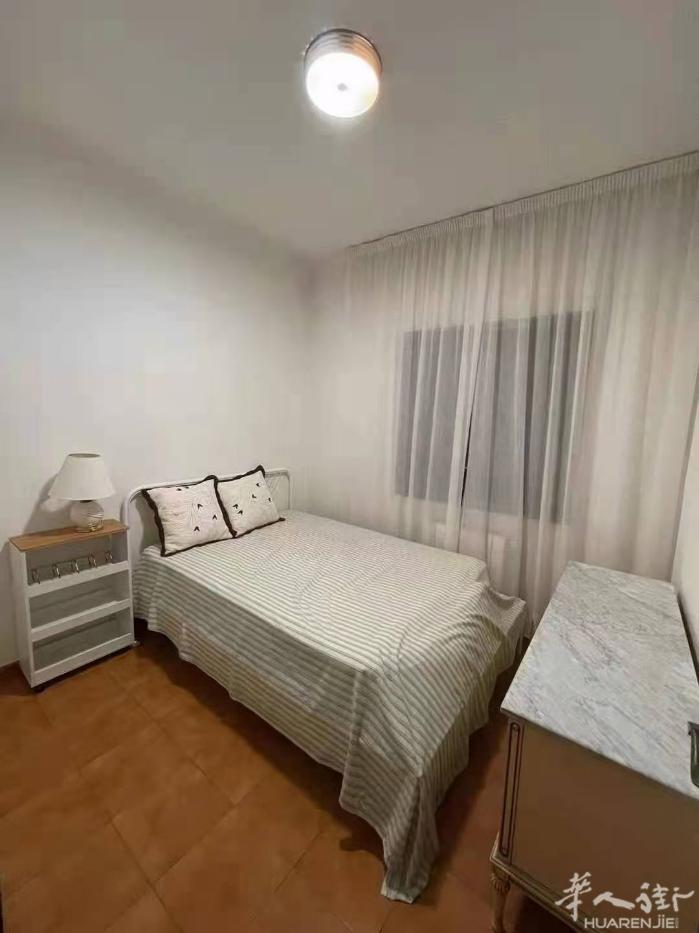 🏡单间出租巴塞市中心 靠近tetuan 双人床 ，房子三室一厅一卫，住了房东