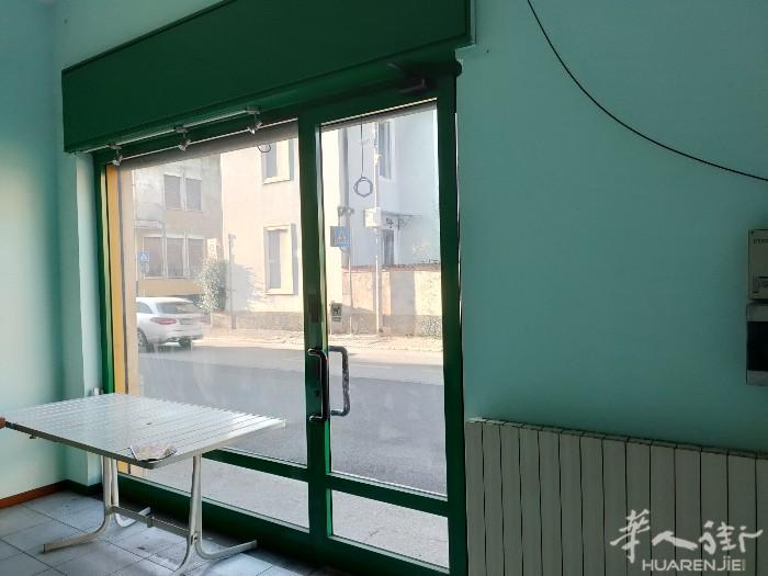 Monza边Albiate店铺出租，2个门面，面积35平米+10平米卫生间，车流